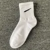 Designer Mens and Womens Socks Pięć marek luksurów sportowe skarpetki zimowe litera z bawełny skarpetki z pudełkami czyste bawełniane oddychające skarpetki sportowe dla mężczyzn i kobiet 15