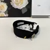 Mode lyxdesigner ch-bokstäver pannband svarta vita blommor hårband för kvinnor tjej varumärke pannband sport huvud wrap hög kvalitet 2 färg