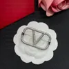 Broche para mulheres homens carta pinos broches banhado a ouro incrustado cristal diamante pérola broche pino masculino designer jóias valenites dia festa presente