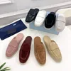 Marque classique robe chaussures en peau de mouton triangle logo daim designer hommes mocassins slip-on bout rond talons plats en cuir verni luxe décontracté mode femmes chaussures