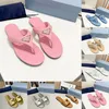 Flip flop terlikleri için bayanlar için panda pembe siyah beyaz deri daire topuklular sandaletler lüks moda tasarımcı kaydırıcılar tanga sandal yaz plaj ayakkabıları katırlar