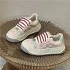 Scarpe da pane sporco con suola spessa in vera pelle Guangzhou per le donne nella primavera del 2024 Altezza crescente Internet Celebrity Fashion Tendenza casual