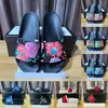2024 Designer Slides Hommes Femmes Pantoufles Bloom Fleurs Impression Cuir Web Chaussures noires Mode Sandales d'été de luxe Baskets de plage