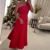 Günlük elbiseler bahar yaz 2024 seksi diyagonal yaka yay elbise moda kolsuz tatil partisi kadın kadın katı kulüp ziyafet