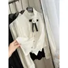 Женские блузки Корейская версия 2024 Дизайн Маленькая ароматная рубашка с воротником-стойкой и рюшами Высококачественный короткий топ с рюшами и расклешенными рукавами с бантом и цветком
