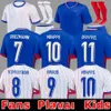 Set completi di club francesi Maglie di calcio della maglia francese 2024 GIROUD MBAPPE GRIEZMANN SALIBA PAVARD KANTE Maillot De Foot Equipe Maillots Kit per bambini Donna Uomo Maglia da calcio