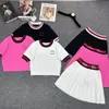 24SS Paris Designer Ladies 2C خطاب مطرز مستديرة رقبة متبكلة قصيرة الأكمام + تنورة مطوية للسيدات T-Shirt T-Shirt من قطعتين خارجية