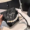 Mini borsa a secchiello con catena di perle colorate Borsa a tracolla da donna alla moda Borsa a tracolla in pelle con fibbia diamantata Borsa di lusso con hardware argento Borsa a tracolla regolabile Borsa per trucco 18 cm