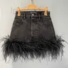 Юбки Дизайнерский бренд Miu Черная джинсовая короткая юбка, лоскутное шитье из страусиных волос, модный и универсальный дизайн, юбка средней длины для весенних новых женщин YU7T