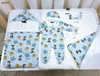 Klassiekers pasgeboren jumpsuits hoogwaardige peuter kleding maat 52-80 cm baby vijf delige set bodysuit hoed bib deken omhelzen een quilt 24mar