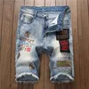Pantaloncini da uomo Pantaloncini di jeans strappati da embrioni europei e americani da uomo pantaloni larghi elasticizzati capris con stemma ape J240322