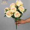 Faux blommig grönare rosbukett konstgjorda rosa röda blomma bröllop dekoration 9-huvud silkblomma falsk ros hem dekoration y240322