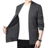 Suéteres para hombres 2024 Otoño Cardigan de punto Casual y guapo Versátil Rayado Traje suelto Abrigo