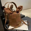 Womens Pail Bag Bow Party Cross-Body Bag Frosted Woven Bärbar hinkväska 3D Handväska Lovely Chocolate Cylindrical Bag 240314