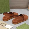 Platt häl lyxdesigner sandaler kvinnor casual glider sandal läder lappt modet fashionabla strandskor klassisk ankel remmar tjocka solade reseskor