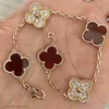 Cleef Four Leaf Clover Bracelets 2024 Luxury Designer Charm Bracelet Clover Pearl 4 Pieces 18k Gold Necklace Earrings Wedding Laser Brand Brace