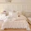 Zestawy pościeli bawełniane romantyczna francuska księżniczka ślubna dziewczyna ustawiona trzy warstwy plisowane koronkowe marszczenia kołdry blachy łóżek poduszki