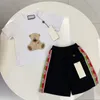 Yaz Erkekler ve Kızlar Şık Küçük Ayı Mektubu Baskılı Kısa Kollu T-Shirt ve Şort Seti İki Yüksek Son Set Süper Sevimli
