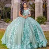 Blommor 3D Mint Green Off the Shoulder Quinceanera Dress Ball Gowl -applikationer Spetsprinsessan Sweet 15 16 Formell födelsedagsfest bär