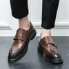 ドレスシューズバックルストラップレスの男性デザイナースニーカーヒールスポーツマンドレスチャイナルファーsepatu shoses