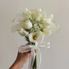 結婚式のブーケ人工カラリリーハンドブライダルブライドメイドアクセサリーのための花を保持する240308