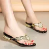 Kapdy Maogu 2024 Rhinestone Sandals Sandals Miękki skórzany dolne flopy Koreańska wersja plażowa buty damskie obuwie