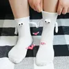 Chaussettes pour femmes, équipe amusante pour Couples, aspiration magnétique, poupée 3D, main dans la main, nouveauté, cadeaux de fiançailles