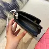 Bolso de diseñador de bolsos con tira de metal clásico Bolso de mano con solapa de cuero genuino de lujo Bolso de hombro cruzado de moda Bolso de mensajero con cadena dorada retro Bolso de fiesta para mujer