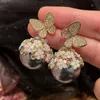 Orecchini a farfalla di design graziosi e alla moda, orecchini a bottone con perle di rame, diamanti scintillanti, zirconi, per ragazze, con confezione regalo