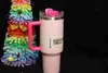 Mokken verkopen goed 1 dezelfde 40oz Quencher Tumblers Cosmo Parade Flamingo Co-ed Valentijnsdag geschenkbeker RVS FlowState roze deksel stro automok Q240322