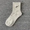 Chaussettes de créateurs pour hommes et femmes cinq marques de chaussettes de sport de luxe Chaussette d'hiver en tricot de coton avec boîtes Chaussettes de sport respirantes en pur coton pour hommes et femmes R2