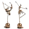 Metal Ballet Girl Sculpture Ornament kan stå upprätt metallträdgårdsstatyer Goldred Dance Girl Ornament Decoration Crafts 240322