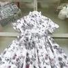 Varumärkesdesigner Kids kläder flickor klänningar fjärilsblomma tryck barn kjol spets prinsessa klänning storlek 90-150 cm baby frock 24mar