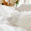 Yatak takımları beyaz pembe lüks pamuklu prenses romantik düğün dantel fırfırlar yorgan yatak etek yatak örtüsü yastık kılıfları
