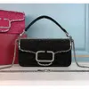 7A Damen-Crossbody-Tasche mit Kristall-Schulterkette und Metall-V-Motiv, importiertes Rindsleder, modischer Verschluss