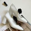 Chaussures à talons pour femmes, chaussures de styliste à bout carré, en cuir verni souple, à talons hauts, avec nœud de 8cm, chaussures de styliste blanches