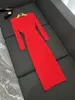 2024 Spring Red Festidfarbs Stifte Kleid Langarm V-Ausschnitt Däpste Reißverschluss Midi Casual Kleider O4M211001