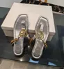 Högkvalitativt kvinnors läderbotten platt tofflor Fashionable Clip Toe HerringBone Chain Decoration Sandaler Street Show Casual Beach Shoes With Box 35-42