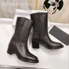 Stövlar 2022 Nya toppkvalitetskvinnor Stövlar äkta läder med chunky klackar drar på retro bruna midcalf stövlar designer skor