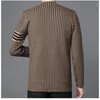 Suéteres para hombres 2024 Otoño Cardigan de punto Casual y guapo Versátil Rayado Traje suelto Abrigo