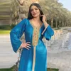 Ethnische Kleidung, Naher Osten, Dubai, muslimische Frauen, langes Kleid, arabische Abaya, islamischer Kaftan, marokkanische Diamanten, V-Ausschnitt, türkische Eid-Mode