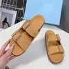 2024 zomer nieuwe aankomst vrouwen platte slippers runway designer hoge kwaliteit sue leer dikke zool buiten wandelen zachte gesp decor vakantie strand slippers