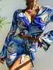 Mulheres Swimwear 2024 Azul Maiô Mulheres Tie Dye Imprimir 4 peças Gaze Saia Manga Longa Sun V-Pescoço Biquíni Brasileiro Terno de Banho Y42