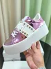 Chaussures féminines de mode exquises printemps 2024 Nouveau style que les célébrités hauteur augmentant les mocassins cristal décor métal conception rivet épais