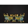 Figuritas decorativas, un par de estatua chapada en oro de ganado de riqueza, esmalte cloisonné de cobre exquisito Feng Shui