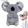 Animali di peluche ripieni Peluche ectrico Giocattolo musicale di peluche Koala musicale Peluche con luce a forma di cuore per comodini da tavolo e comodino L240322