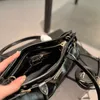 Modedesigner axelväskor handväska med mjuk lux ultralätt olja vax läder material lyster stark med lång axel remstorlek: 32*15 cm