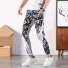 Nuovi jeans estivi di marca di moda con stampa personalizzata per versione coreana da uomo Pantaloni slim fit con graffiti elastici alla moda