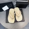 Moda verano mujer playa diapositivas diseñador chanclas beige negro sexy dama zapatillas planas sandalias de alta calidad con caja