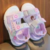 Çocuk Ayakkabı 2024 Yaz Yeni Kızlar Sandalet Küçük Kızlar Plaj Ayakkabıları Prenses Sandals Yumuşak Çevre Bebek Karikatür Yürüyüş Sandalet Boyut